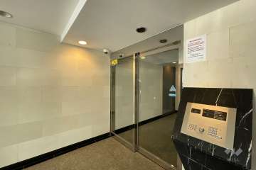 エントランスはオートロック付きです。