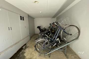 屋内に設けられた駐輪場