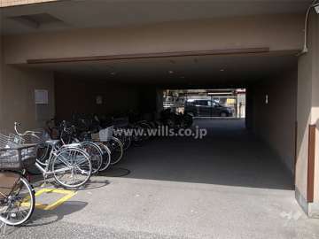 駐車場出入り口（駐輪場）