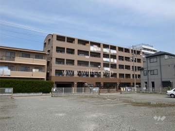 周辺はマンションと一戸建てが混在する静かな住宅地です。