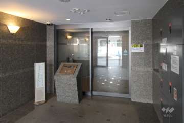 エントランスはオートロック付きです。宅配ボックスも備えています。