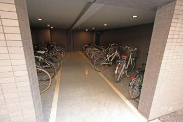 屋内に設けられた駐輪場