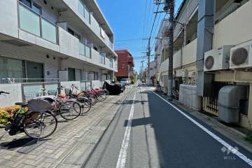 敷地南側の前面道路（西側から）