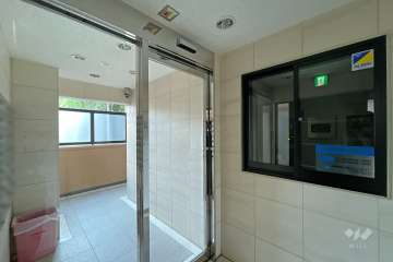 エントランスはオートロック付きです。