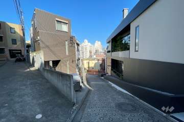 敷地西側の前面道路（北側から）