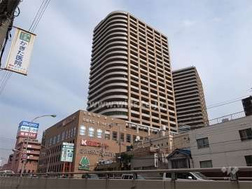 フェスタ立花南館ウエストの外観（南西側から）　すぐ西側にはバス通り（道意線）が走っています。