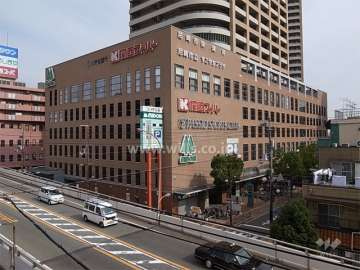 フェスタ立花南館ウエストの外観（南西側から）　低層階には店舗が入っています。
