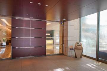 エントランスはオートロック付きです。