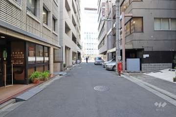 敷地北東側の前面道路（南東側から）