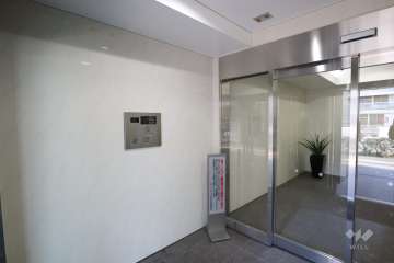 エントランスはオートロック付きです。