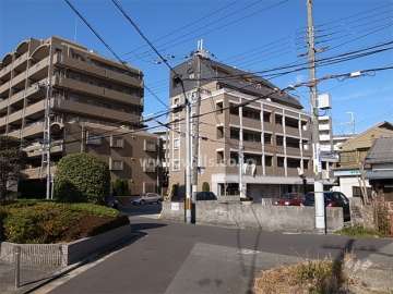 周辺はマンションと一戸建てが混在する住宅地。田畑も残り、のどかです。