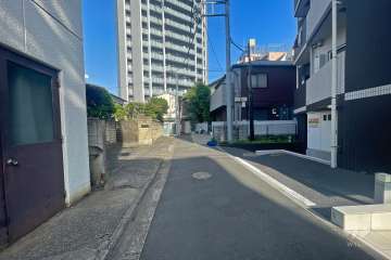 敷地北側の前面道路（西側から）