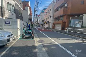 敷地西側の前面道路（北側から）