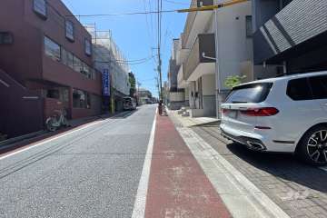 敷地南側の前面道路（東側から）