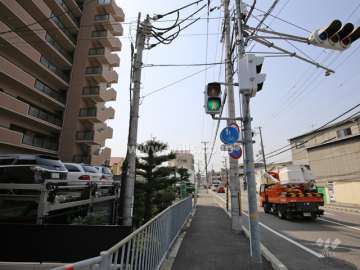 敷地北側は二車線の通りです。