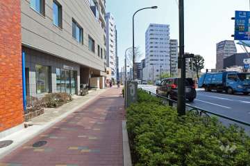 敷地の南西側の前面道路（北西側から）