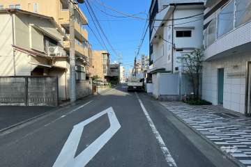敷地北側の前面道路（西側から）