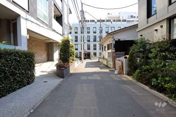 敷地南西側の前面道路（北西側から）