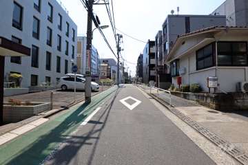 敷地南東側の前面道路（北東側から）