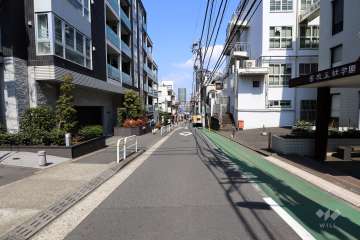 敷地南東側の前面道路（南西側から）