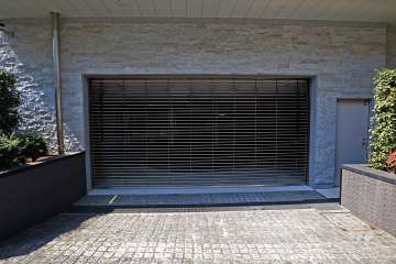 駐車場の出入り口（リングシャッター付き）・敷地内駐車場（屋内機械式）