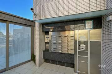 A棟B棟共通エントランス（宅配ボックス・共用ポスト）