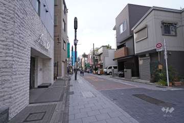 敷地北東側の前面道路（南東側から）