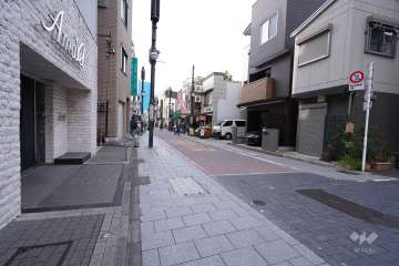 敷地北東側の前面道路（南東側から）