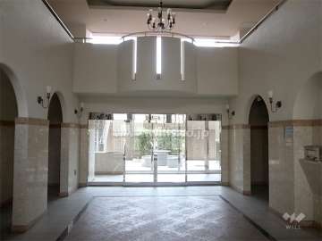 エントランスホールは吹き抜けで、中庭に面しています。