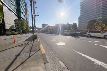 敷地西側の前面道路（北側から）