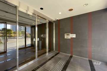 エントランスはオートロック付きです。