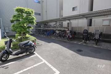 敷地内駐輪場（屋根付き）とバイク置場