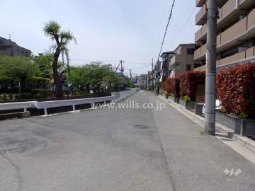 敷地南側の前面道路