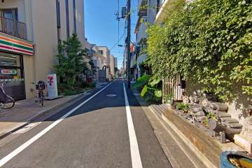 敷地南側の前面道路