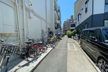 敷地西側の前面道路8北側から）