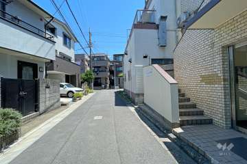 敷地北側の前面道路（西側から）