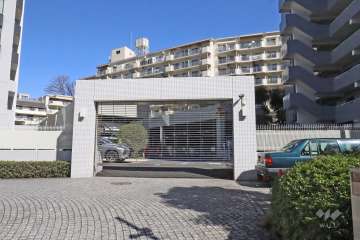 駐車場の出入り口（リングシャッター付き）