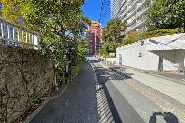 敷地南西側の前面道路（南東側から）