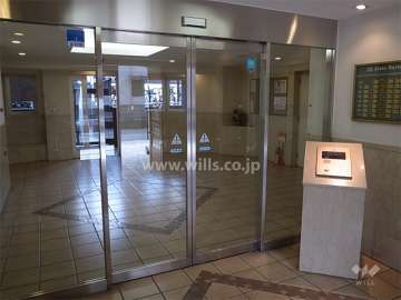 エントランスはオートロック付きです。