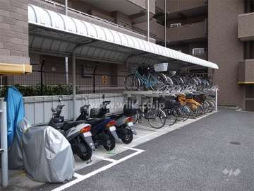 駐輪場とバイク置き場