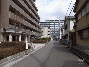 周辺は区画の整った静かな住宅地です。