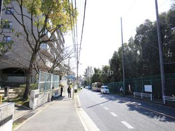 敷地南側は二車線のバス通りに面しています。