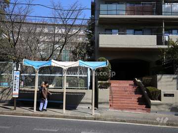 エントランスの目の前にバス停があります。