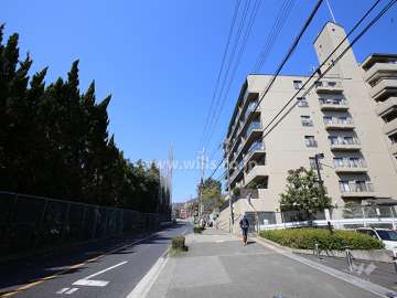 二車線のバス通りを挟んで、『宝塚ゴルフ倶楽部』があります。