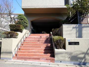 敷地南側にある敷地に入るエントランス
