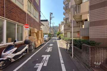 敷地東側の前面道路（北側から）