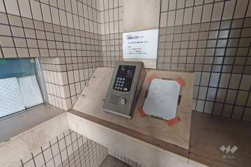 エントランスはオートロック付きです。