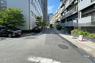 敷地西側の前面道路