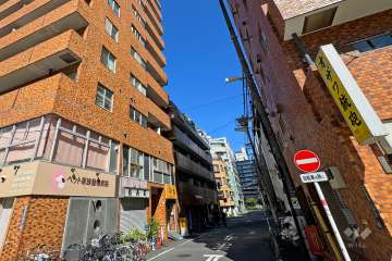 敷地東側の前面道路（南側から）