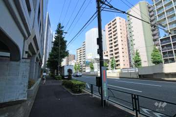 敷地北西側の前面道路（北東側から）